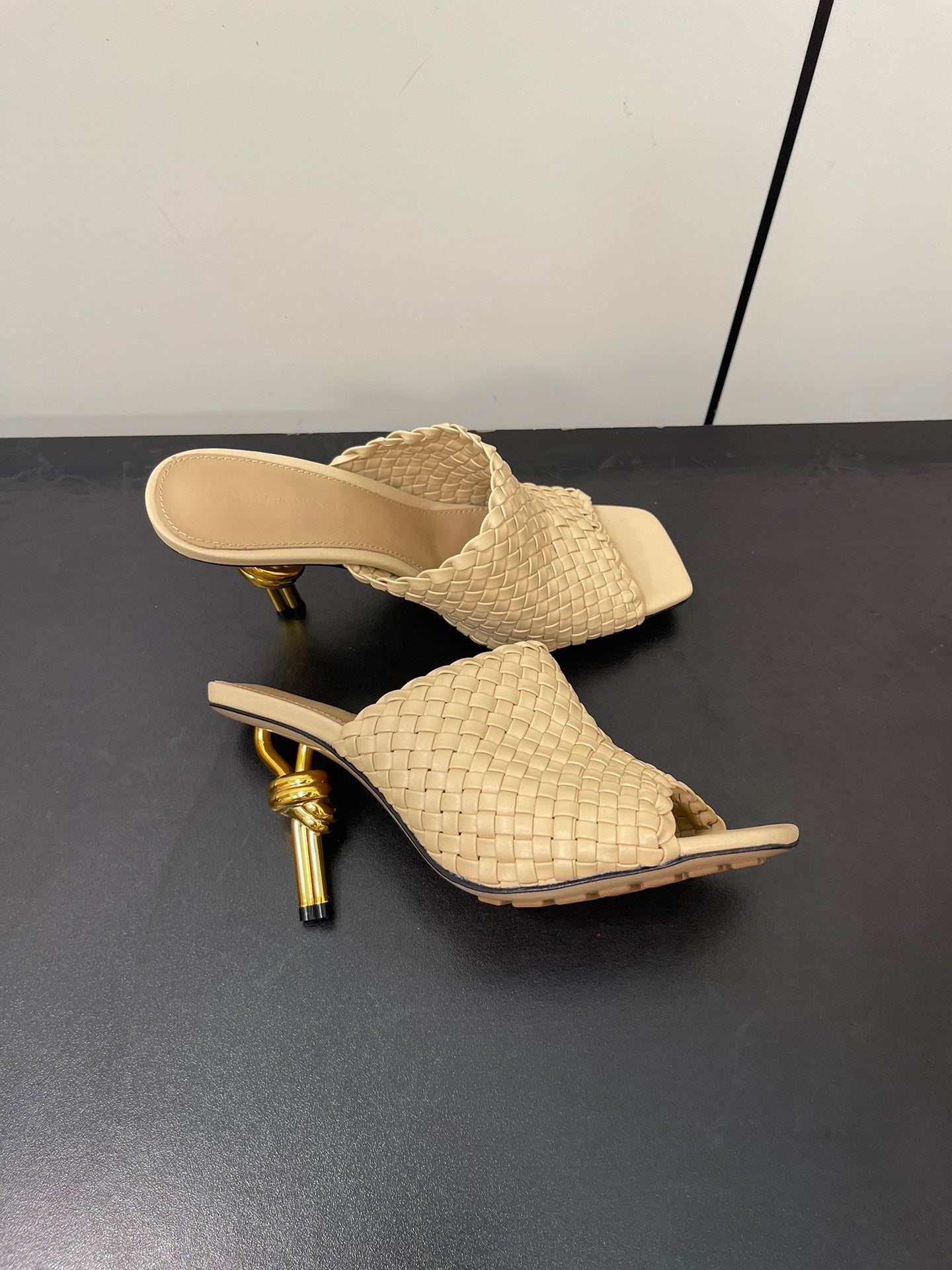 Bottega Veneta knot mule 95 beige lambskin