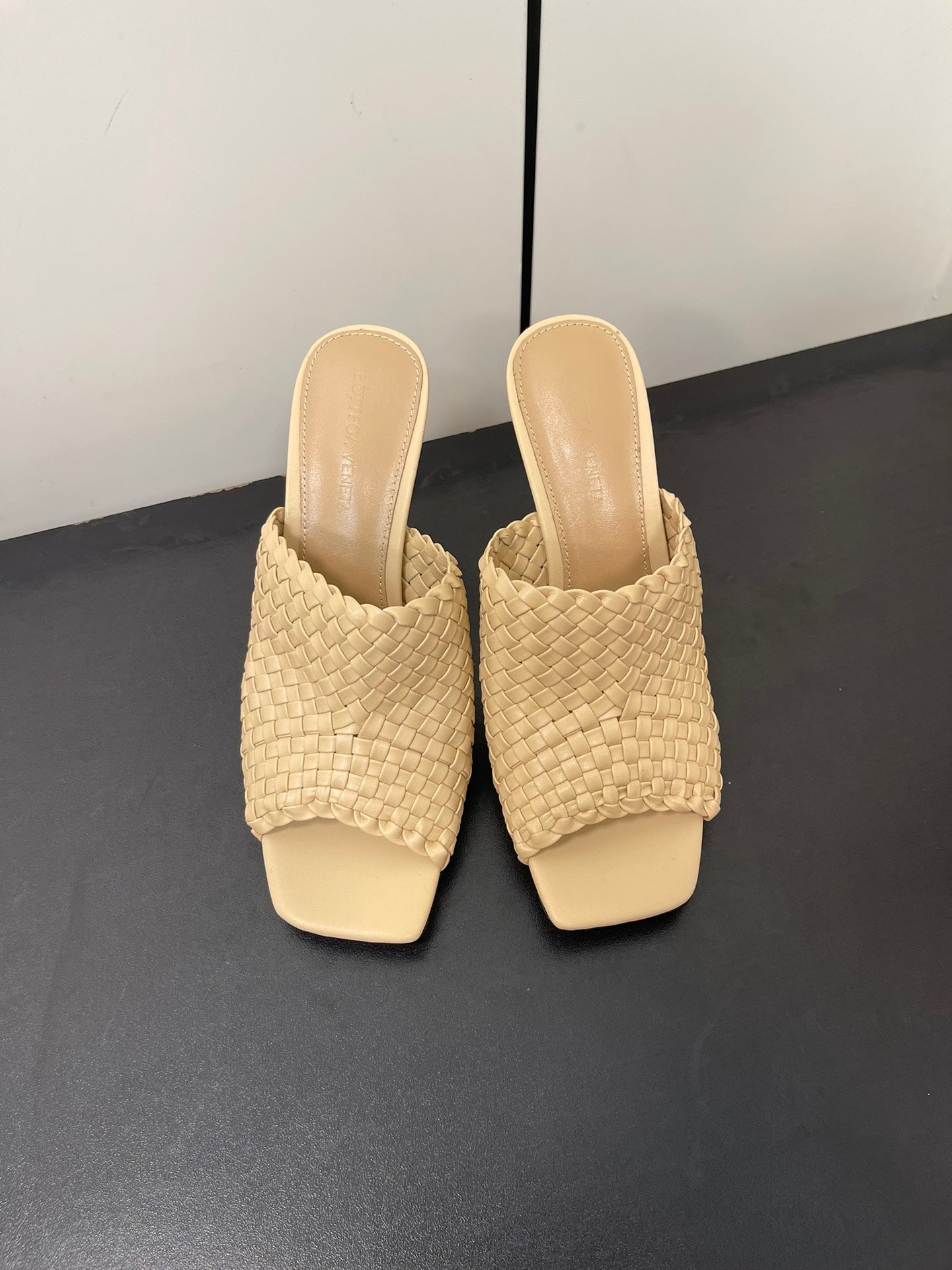 Bottega Veneta knot mule 95 beige lambskin