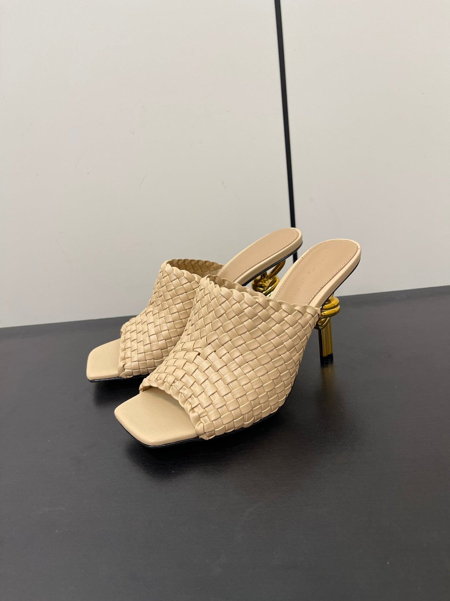 Bottega Veneta knot mule 95 beige lambskin