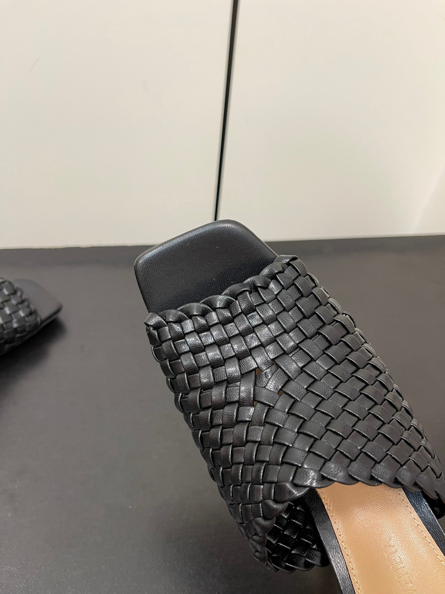 Bottega Veneta knot mule 95 black lambskin