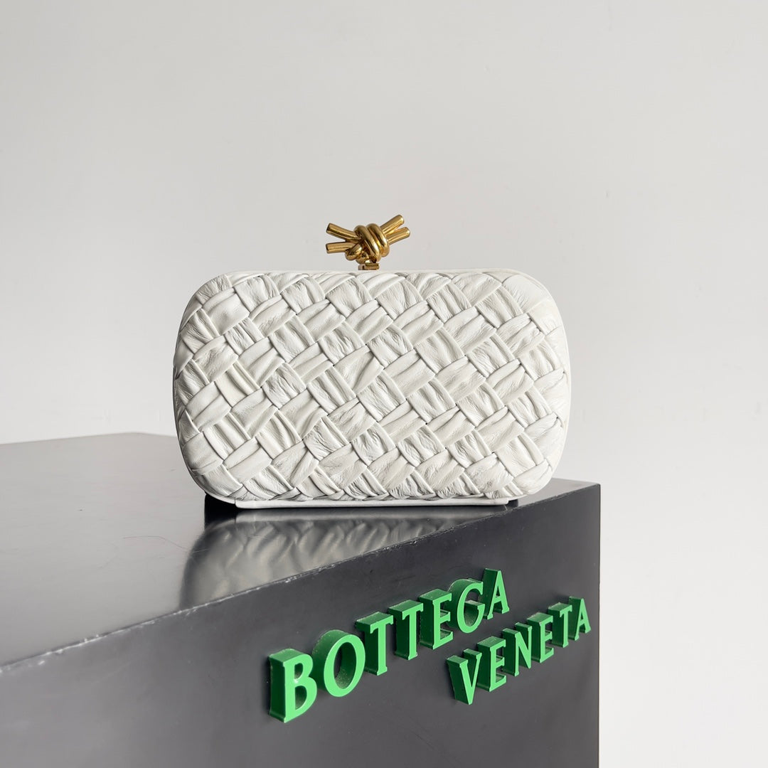 Bottega Veneta CLASSIC KNOT 20 IN WHITE LAMBSKIN
