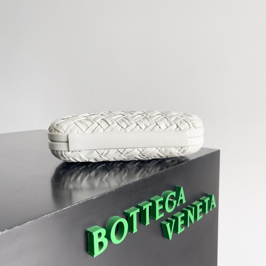 Bottega Veneta CLASSIC KNOT 20 IN WHITE LAMBSKIN