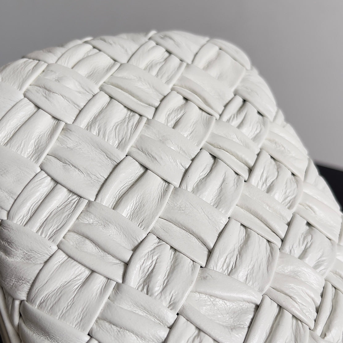 Bottega Veneta CLASSIC KNOT 20 IN WHITE LAMBSKIN