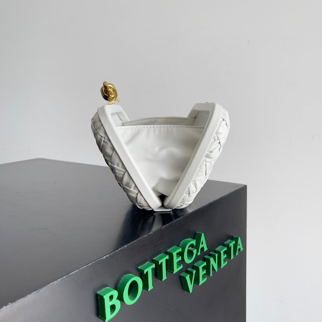 Bottega Veneta CLASSIC KNOT 20 IN WHITE LAMBSKIN