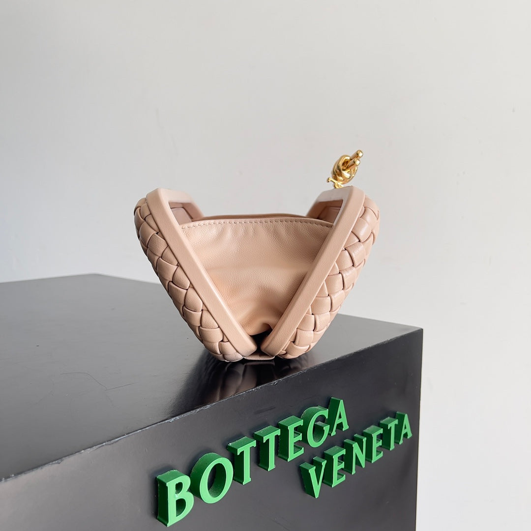 Bottega Veneta CLASSIC KNOT 20 IN LOTUS LAMBSKIN