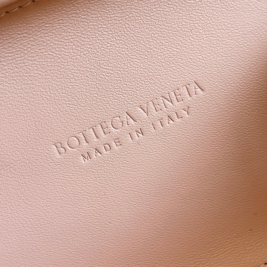 Bottega Veneta CLASSIC KNOT 20 IN LOTUS LAMBSKIN