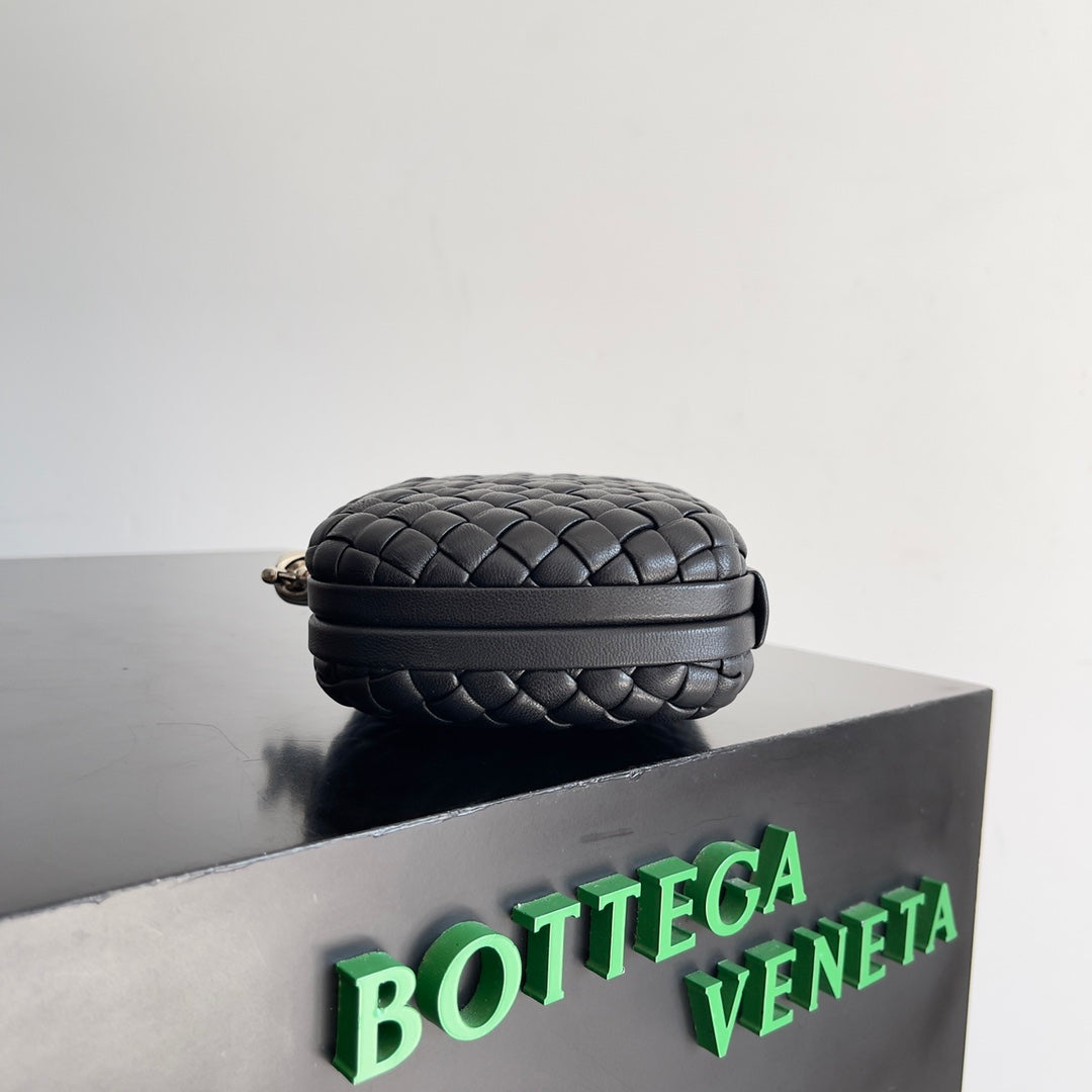 Bottega Veneta CLASSIC KNOT 20 IN BLACK LAMBSKIN