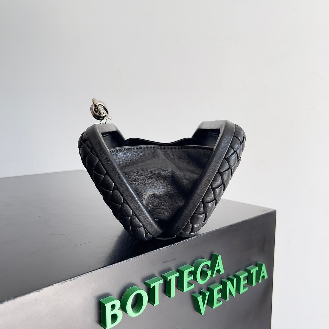 Bottega Veneta CLASSIC KNOT 20 IN BLACK LAMBSKIN