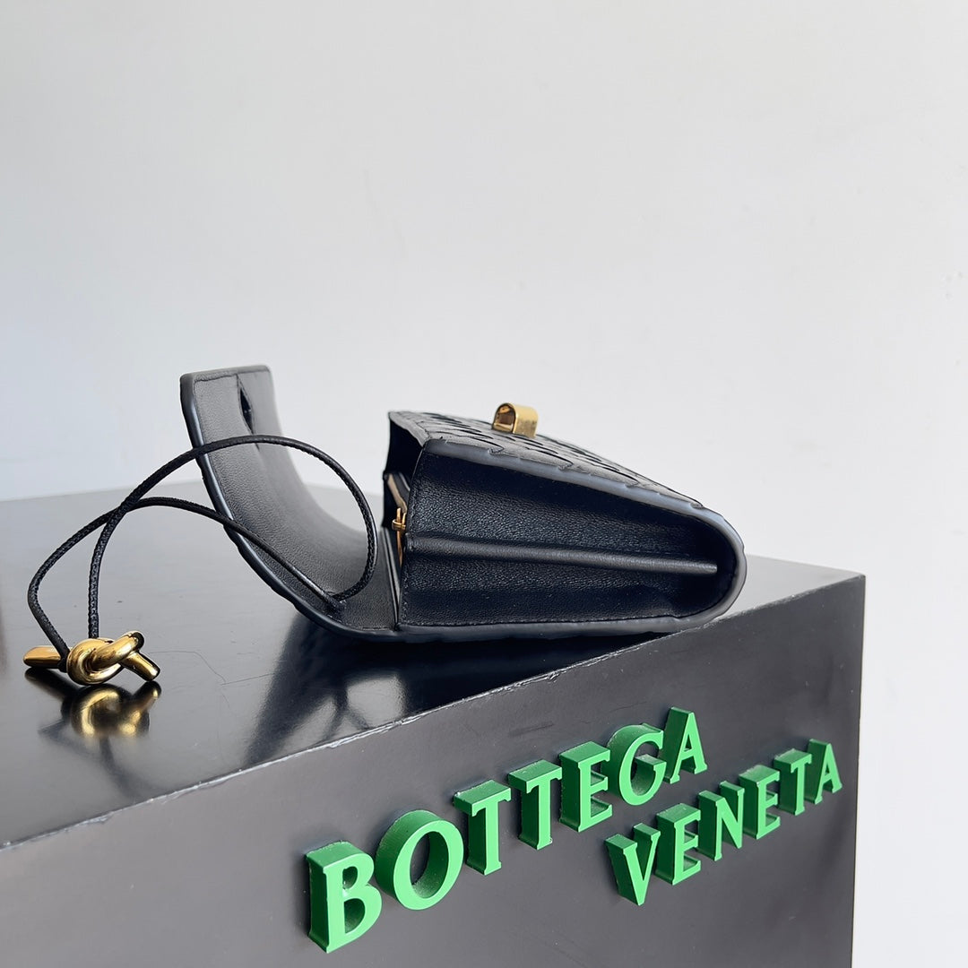 Bottega Veneta ANDIAMO BAG 19 IN BLACK CALFSKIN