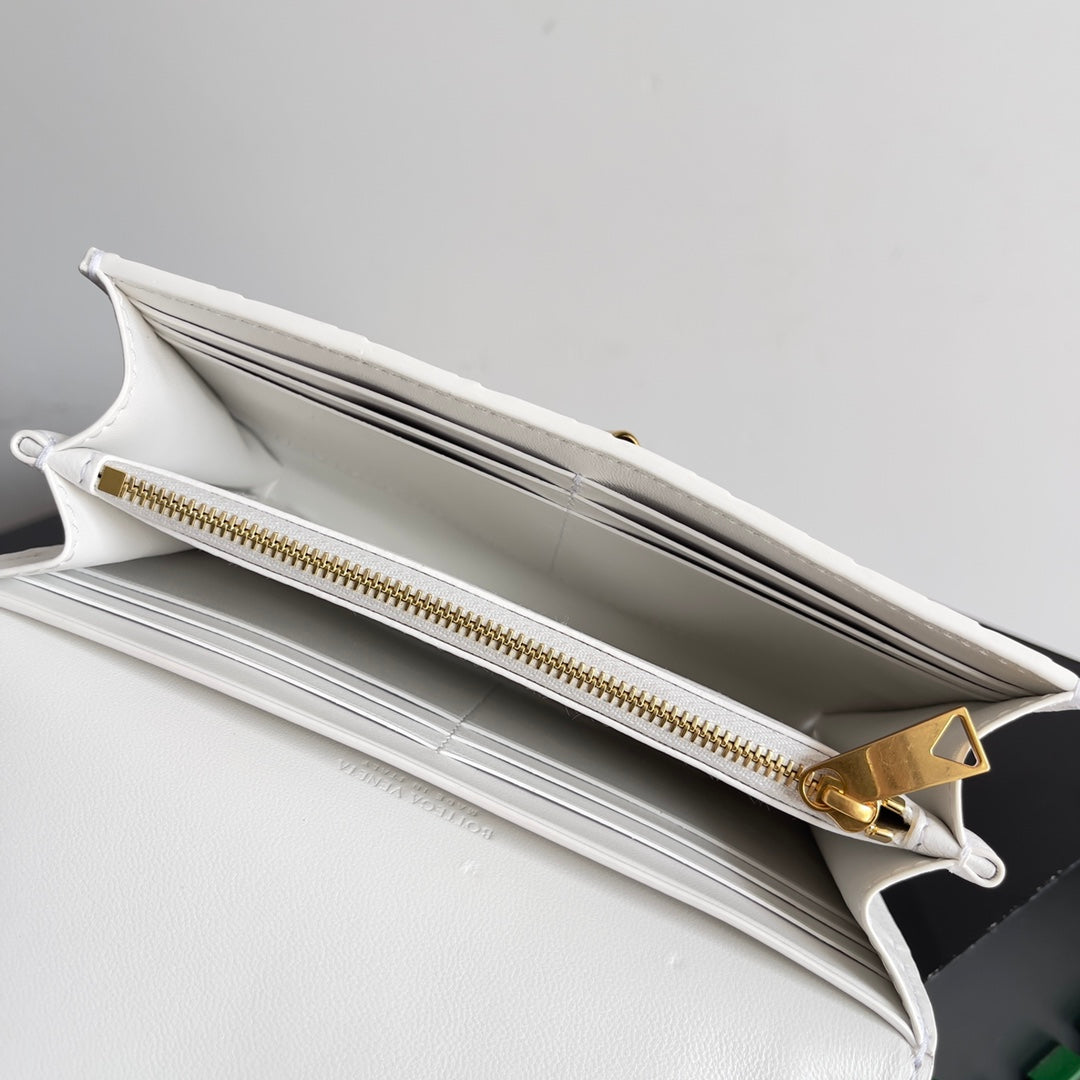 Bottega Veneta ANDIAMO BAG 19 IN WHITE CALFSKIN